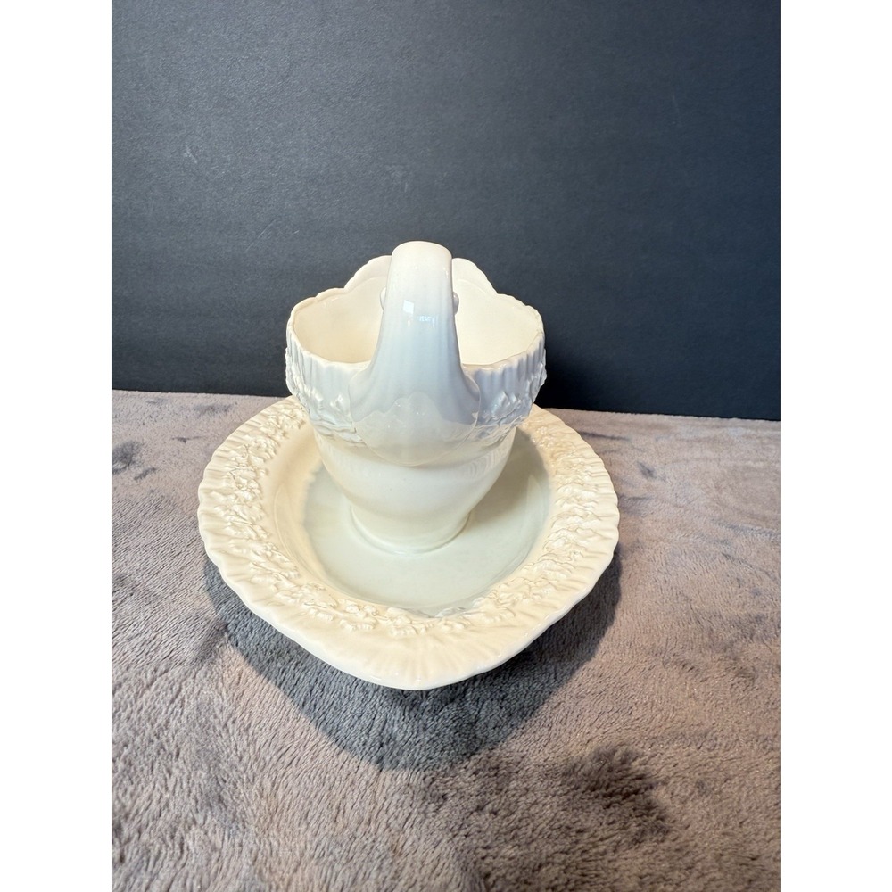 Wedgwood Embossed Queen's‎ Ware Gravy Sauce Boat w Underplate Cream on Cream #2 - Picture 4 of 10